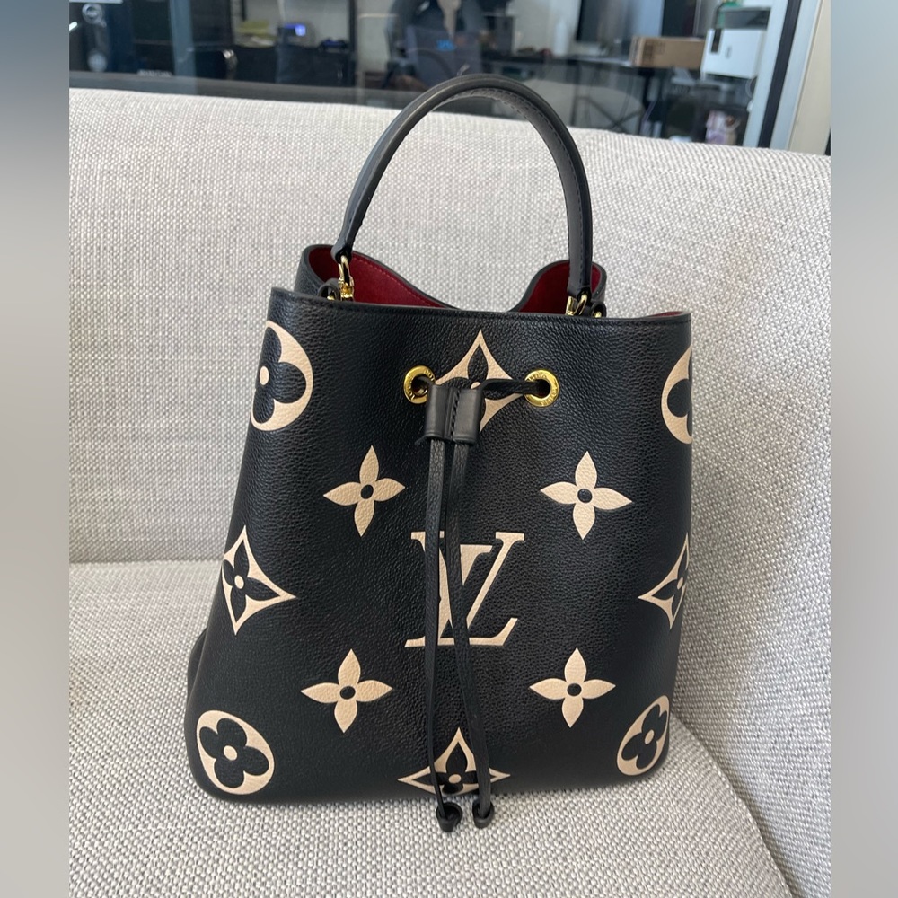 LOUIS VUITTON
Empreinte Monogram Giant Neonoe MM Black Beige